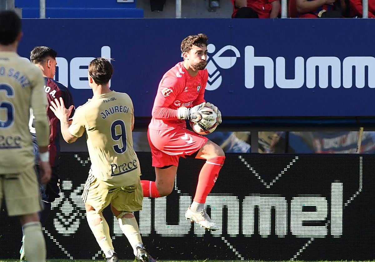 Jonmi Magunagoitia atrapa una pelota con seguridad durante el partido contra el Racing de Ferrol.