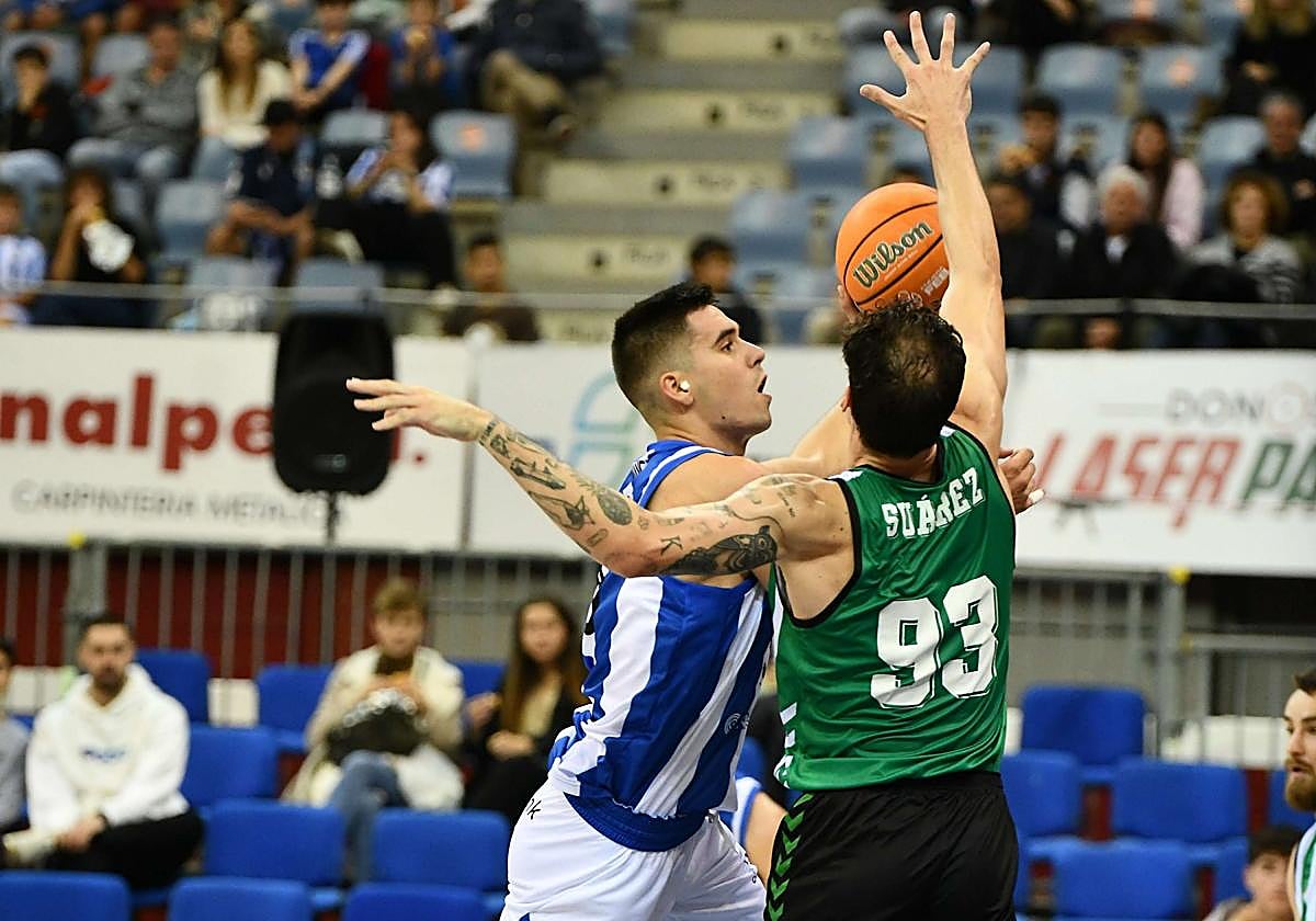 Manex Ansorregi penetra ante la defensa de Álex Suárez.