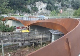 Vista del nuevo puente, con el paso peatonal pendiente de renovar.