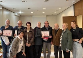 Entrega de los jamones y la recaudación de la rifa solidaria, ayer.