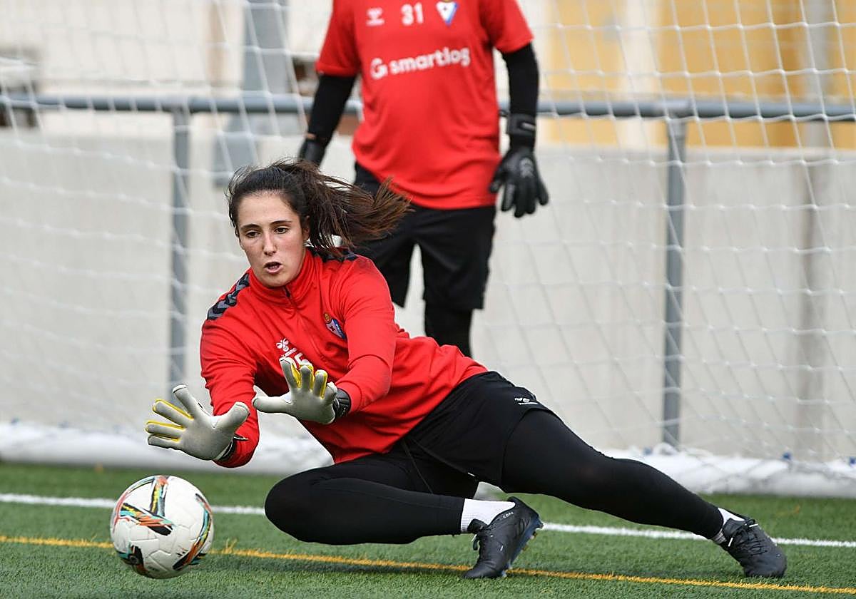 Eunate Astralaga durante un entrenamiento en el Anexo de Ipurua.