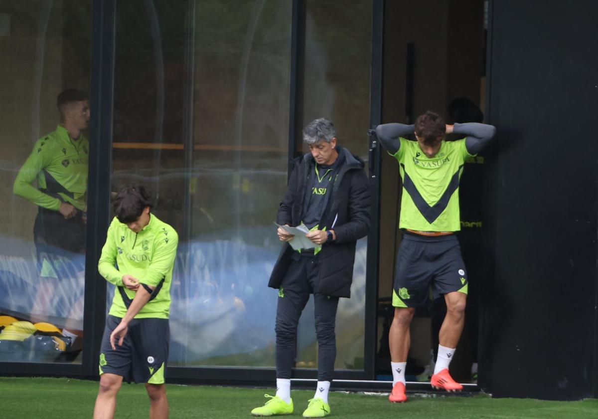 Imanol vigila las evoluciones de los suyos durante el entrenamiento de este miércoles