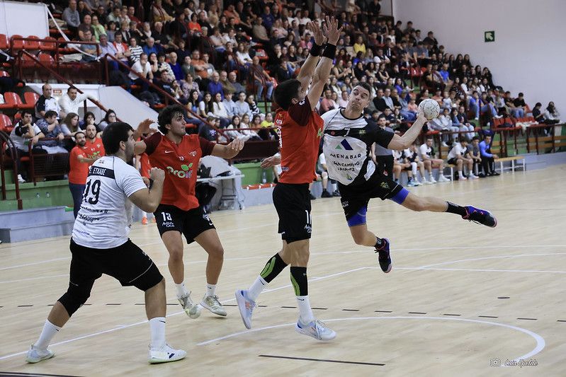 Alberto Agirrezabalaga busca un hueco en la defensa sevillista mientras observa Ekaitz Etxabe