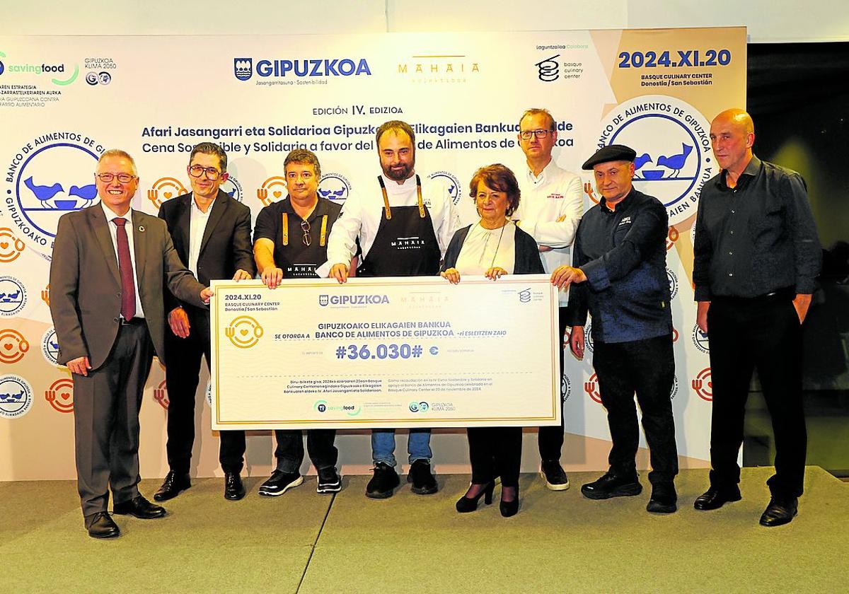 Los organizadores de la cena solidaria muestran el cheque con los 36.030 euros recaudados.