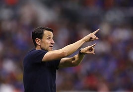 Beñat San José da instrucciones a sus jugadores en el partido ante el Cruz Azul