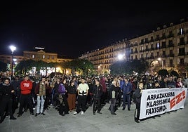 Concentración del sábado en la plaza Easo contra el racismo, el clasismo y el fascismo que coincidió con la concentración convocada contra la inseguridad en San Sebastián.