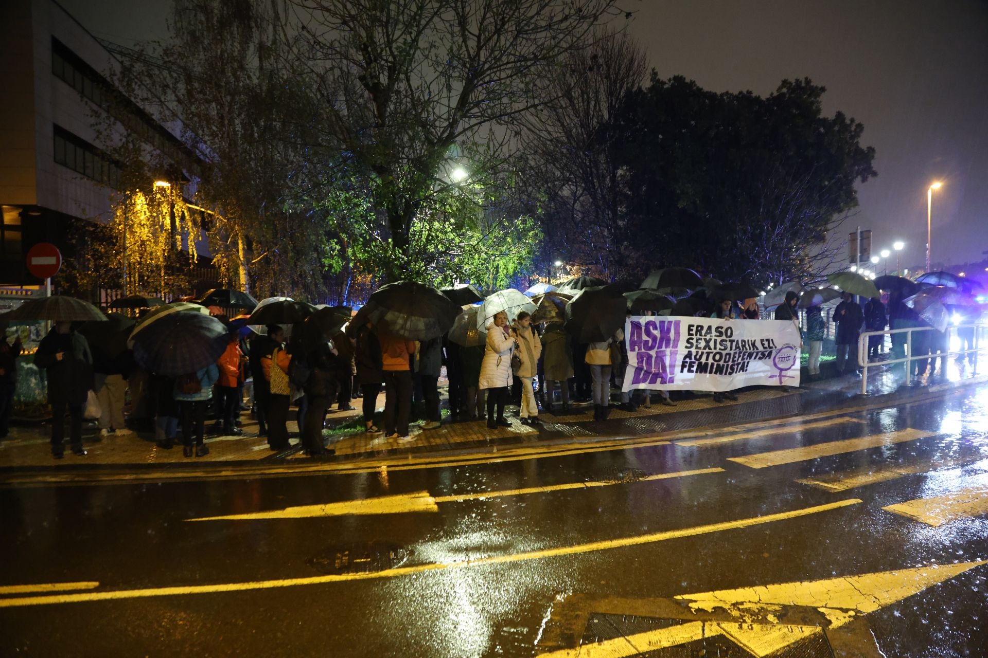 Cerca de un centenar de personas se concentró frente a la estación de tren.