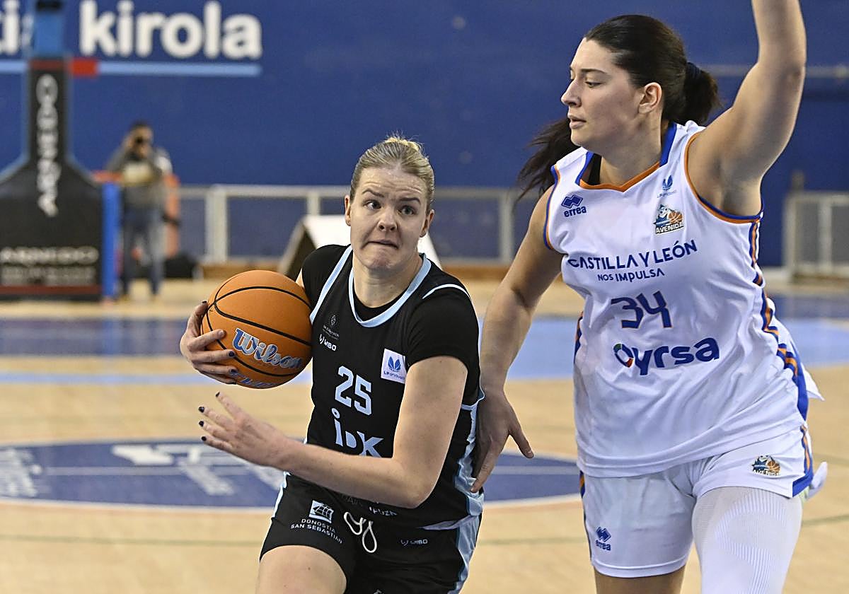Becky Massey, durante el partido ante el Perfumerías Avenida en el Gasca.