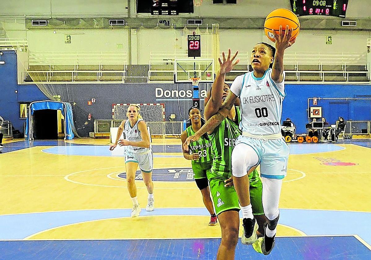 Delicia Washington, lesionada después, deja una bandeja con la izquierda.