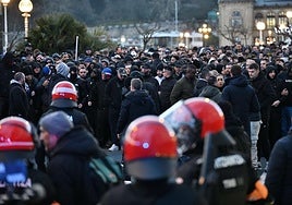 Los seguidores del PSG, en Alderdi Eder antes de iniciar su camino hacia Anoeta vigilados por la Ertzaintza.