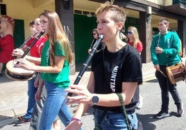 Txistularis lezoarras, durante una actuación en la calle.