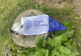 Bandera del Depor en Topinburu, por el reto 'Baietz 312 mendi!'