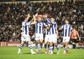 Los jugadores de la Real celebran uno de los goles ante el Jove Español.