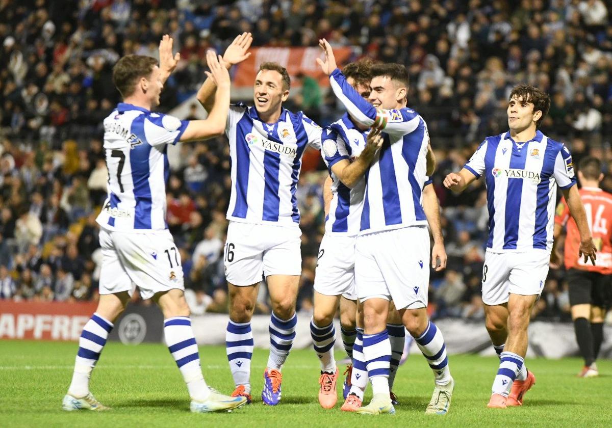 Los jugadores de la Real celebran uno de los goles ante el Jove Español.