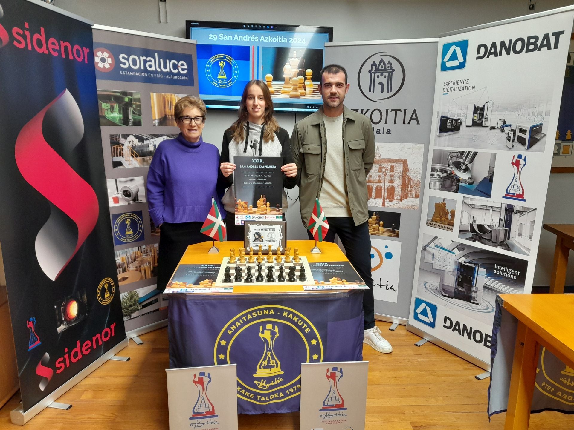 La concejala de Igualdad Mertxe Zubillaga; la campeona de Gipuzkoa de Tercera, Izaro Arriola; y el concejal de Deportes Igor Isusquiza