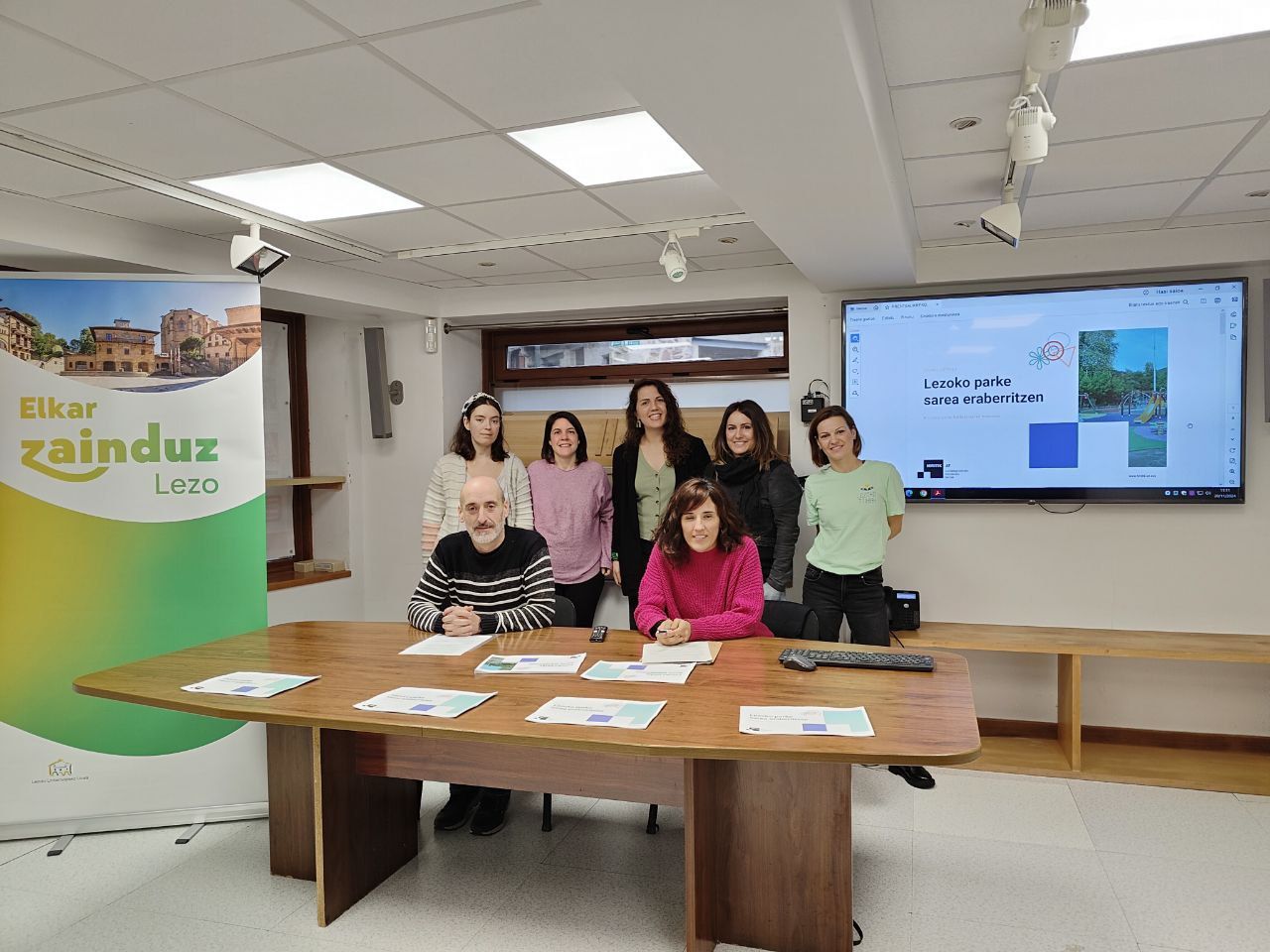 El concejal Iker Salaberria y varios agentes que han participado en el proceso, en rueda de prensa.