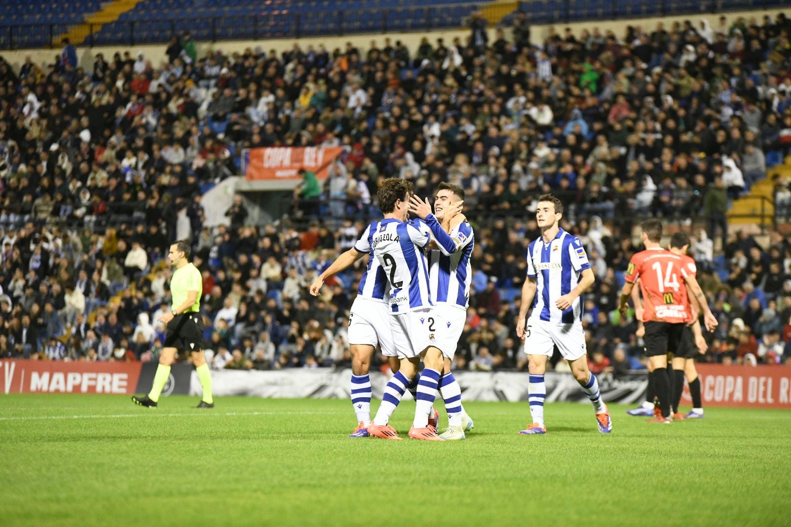 Barrene es felicitado por Odriozola.