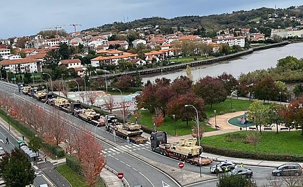 Fila de tanques detenidos en el puente de Santiago.