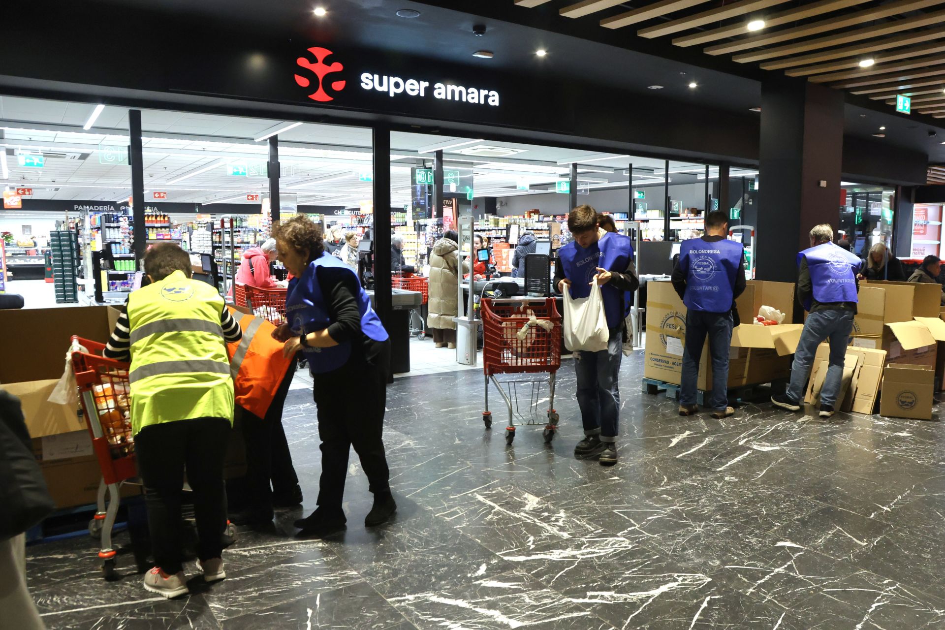 La solidaridad de los donostiarras se deja ver en los supermercados