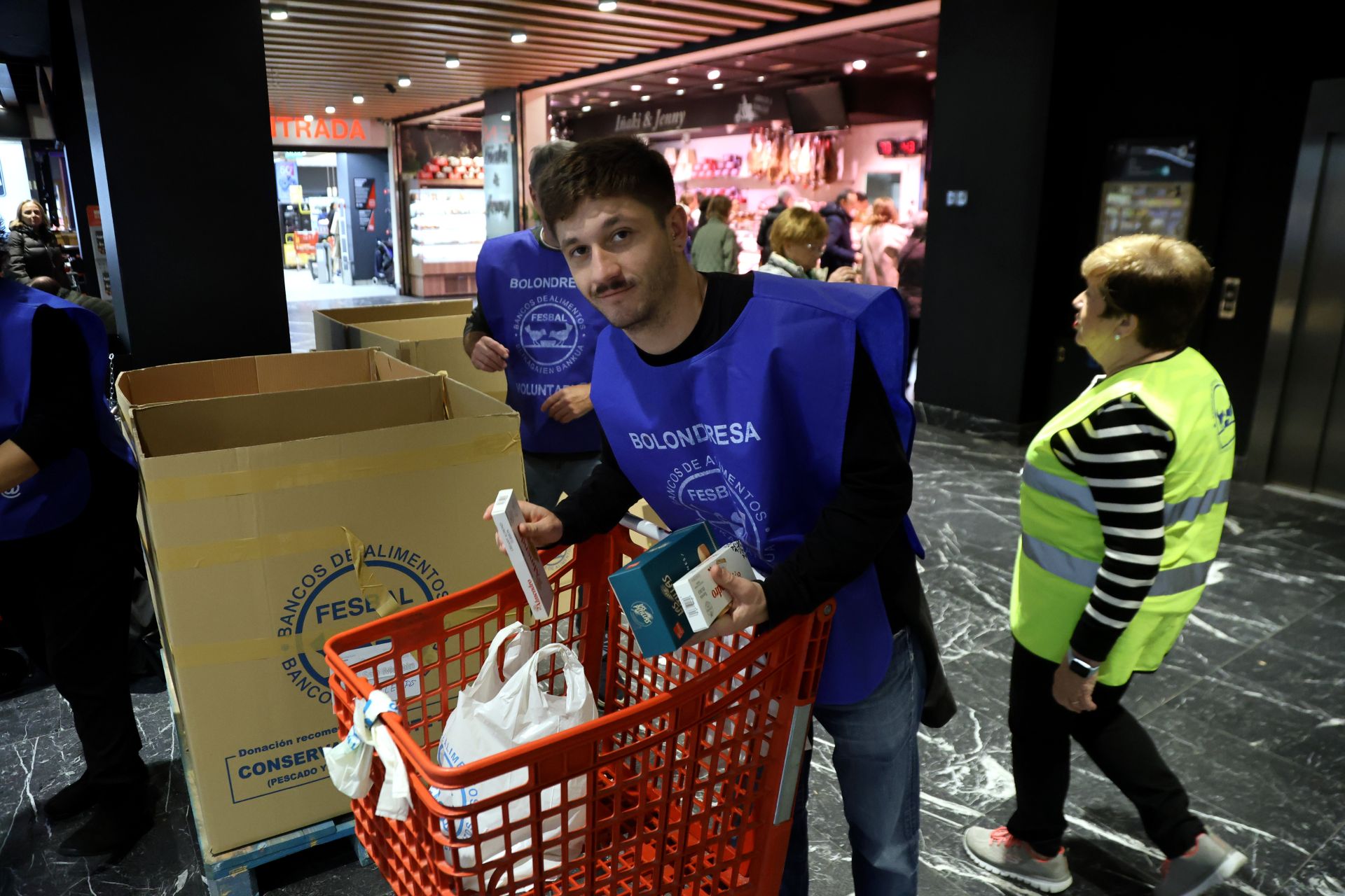 La solidaridad de los donostiarras se deja ver en los supermercados