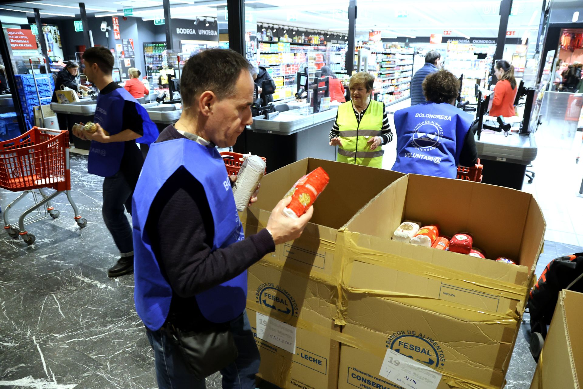 La solidaridad de los donostiarras se deja ver en los supermercados