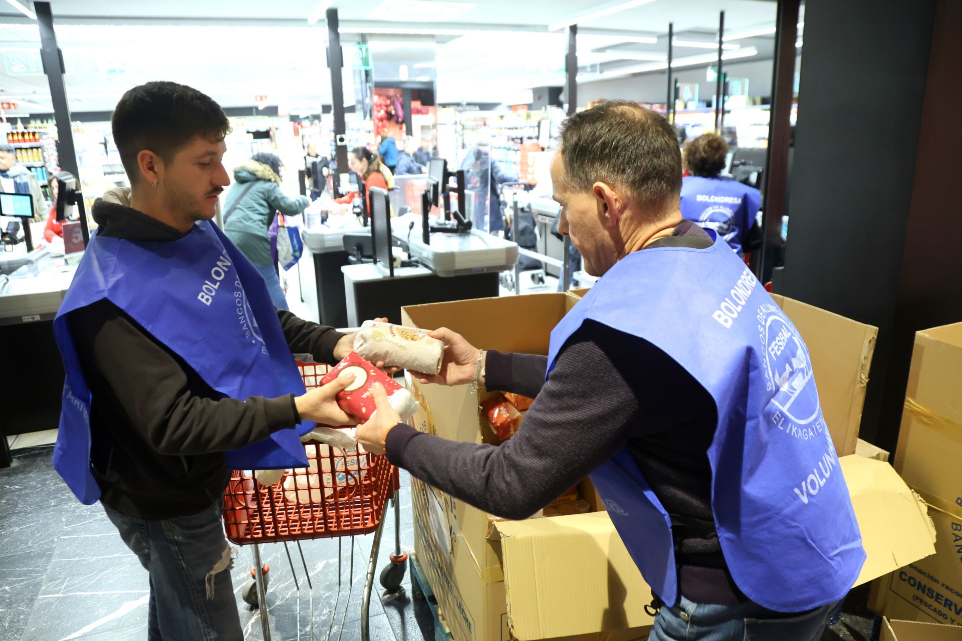 La solidaridad de los donostiarras se deja ver en los supermercados