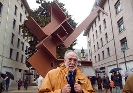 Nestor Basterretxea, en el año 2000, cuando se inauguró su escultura de Tolosa