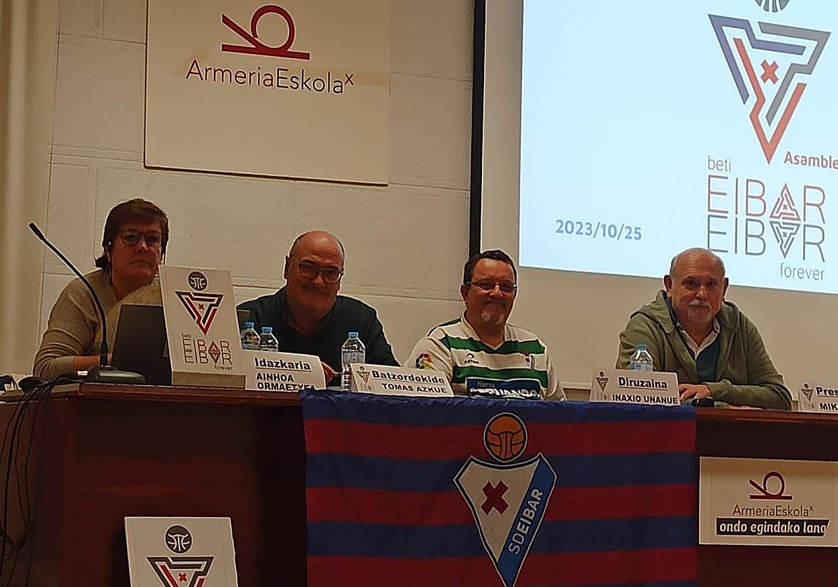 Parte de la Junta Directiva de la Asociación de Accionistas de la SD Eibar Beti Eibar-Eibar Forever durante una de sus asambleas.