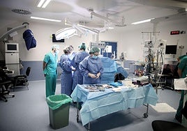 Personal sanitario trabajando dentro de un quirófano.