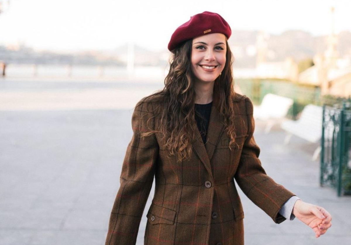 La tienda de segunda mano donostiarra apuesta por estilismos atemporales.