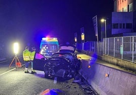 Los dos coches siniestrados en la N-634 a su paso por Eibar.