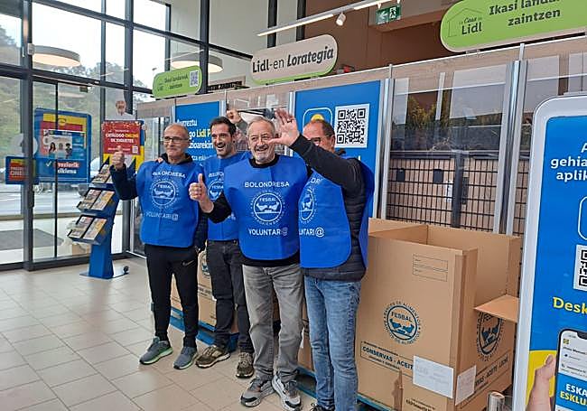 Karlos Arguiñano y su hijo Joseba, quienes fueron la imagen de la Gran Recogida el año pasado, este mediodía en el Lidl Abendaño de Zarautz.