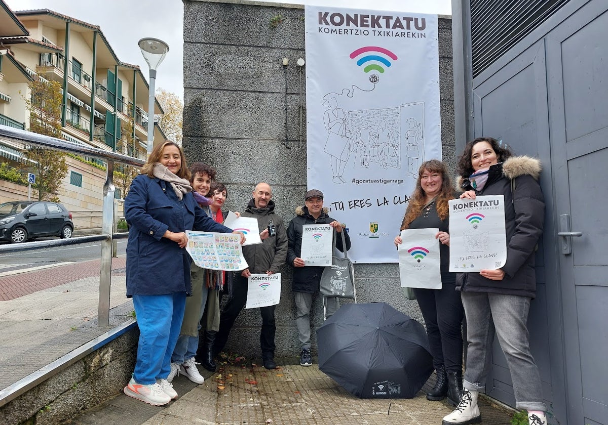 Miembros de Astiko y del Ayuntamiento en la presentación de la campaña.