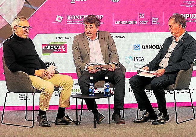 Un momento de la charla entre los tutores y Xabi Pérez.