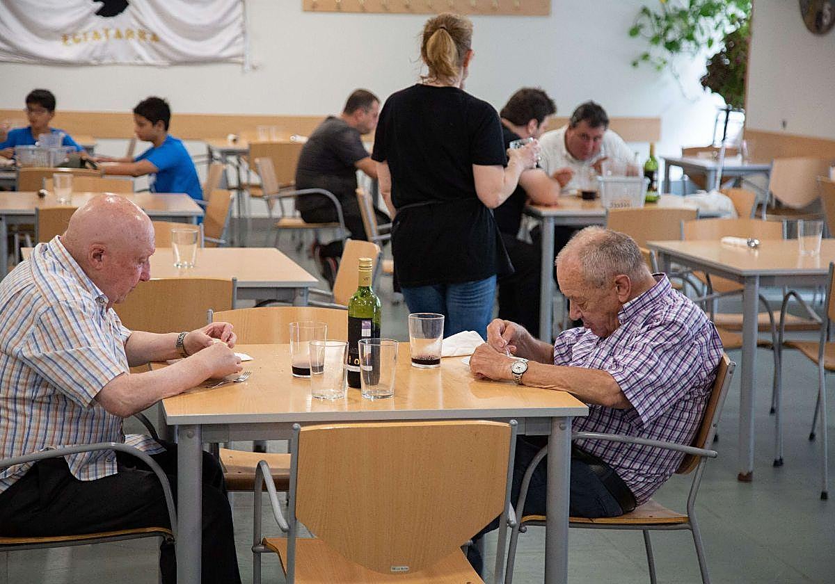 Varios clientes comen de menú del día en San Sebastián, en una imagen de archivo.