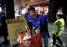 Hugo Agoues, uno de los voluntarios que ha recogido comida esta mañana en el Super Amara.