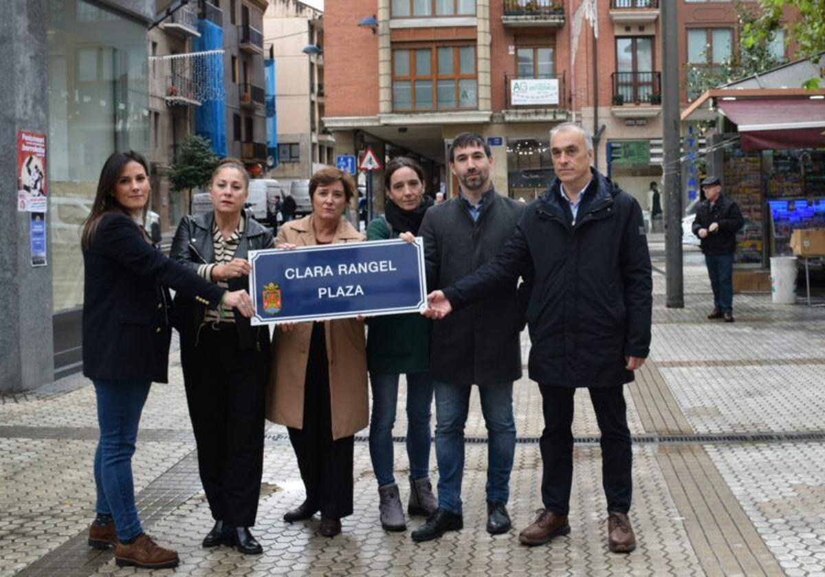 La alcaldesa y los representantes de todos los grupos municipales en la que se llamará plaza Clara Rangel desde el 25 de noviembre