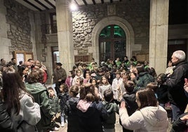 Jóvenes músicos de Secundino Esnaola tocando al resguardado de los arkupes del Ayuntamiento, el jueves.