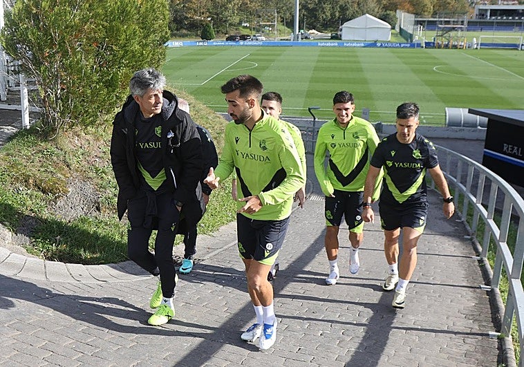 Imanol charla con Brais antes del entrenamiento en el 'z2' de Zubieta