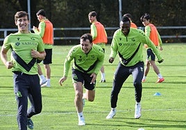 Aihen, Oyarzabal y Sadiq, a carcajada limpia en el entrenamiento previo al derbi en Zubieta