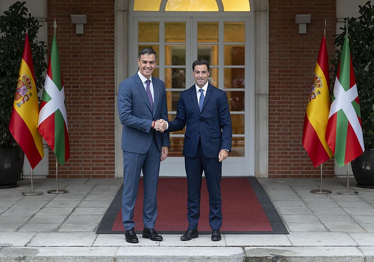 Sánchez y Pradales se estrechan la mano el pasado 20 de septiembre en la Moncloa.