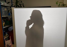 María habla por teléfono al otro lado del biombo. Confía en que durante la entrevista no le suene el dispositivo 'Cometa' que le alerta de la presencia cercana de su agresor.