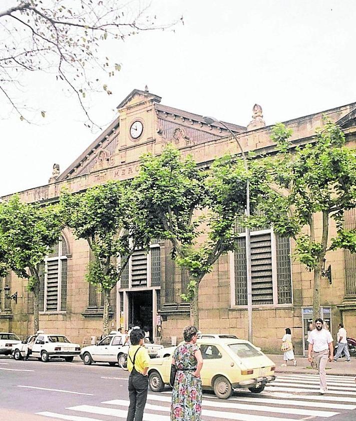 Imagen secundaria 2 - El mercado de la Bretxa, entre 1870 y 1899, era abierto y sin cubierta. Debajo, aspecto de la entrada por el Boulevard a principios y finales del siglo XX. 