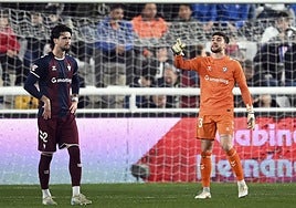 Cantero y Lisandro se lamentan tras una de las acciones de ayer en el Plantío.