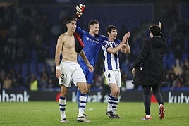 Aguerd, Remiro y Elustondo celebran una victoria en Anoeta.