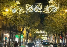 La empresa Ximénez realizó la noche del viernes las pruebas de las luces de Navidad previas al encendido de este próximo viernes con un espectáculo de drones y la actuación de Mikel Erentxun en Alderdi Eder. Este año se han colocado más de medio millar de elementos luminosos repartidos por un centenar de calles de todos los barrios de la ciudad. En la imagen, los arcos decorativos instalados en la calle Urbieta.