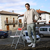 Gaintzak eskaintzen duen lasaitasuna eta naturarekiko gertutasuna asko baloratzen ditu Irastorzak; ez du herria utzi nahi.