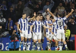 La plantilla de la Real Sociedad celebra un gol en Anoeta.