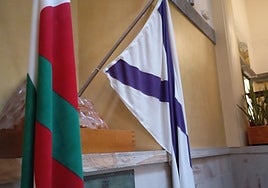 Bandera de Arrasate, con sus características aspas moradas, que ondea en las escaleras del consistorio.