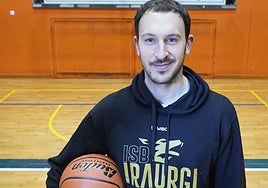 Ibon Guridi, en la pista del polideportivo de Azpeitia, desde donde se encarga de la parte deportiva del Biele ISB y del Domusa Teknik.